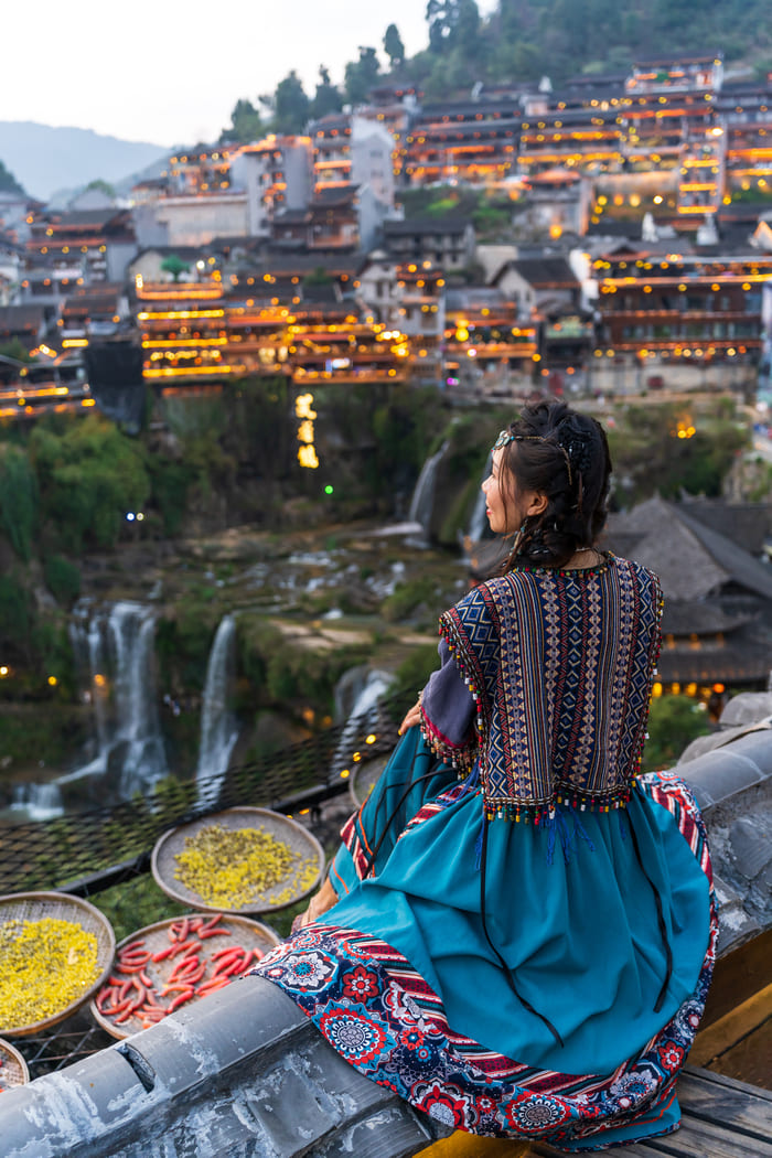 chica viendo paisajes en china