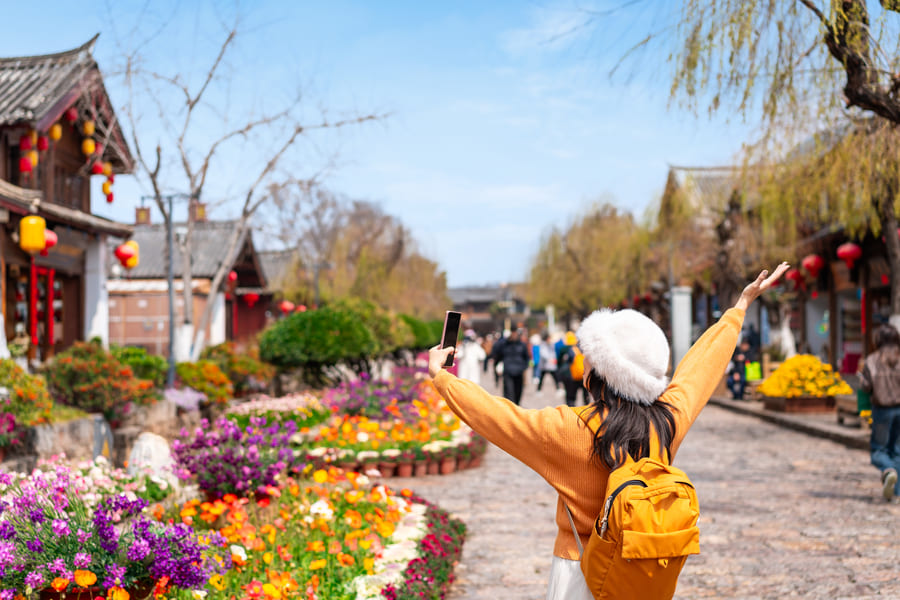 chica viajando en china en un jardin