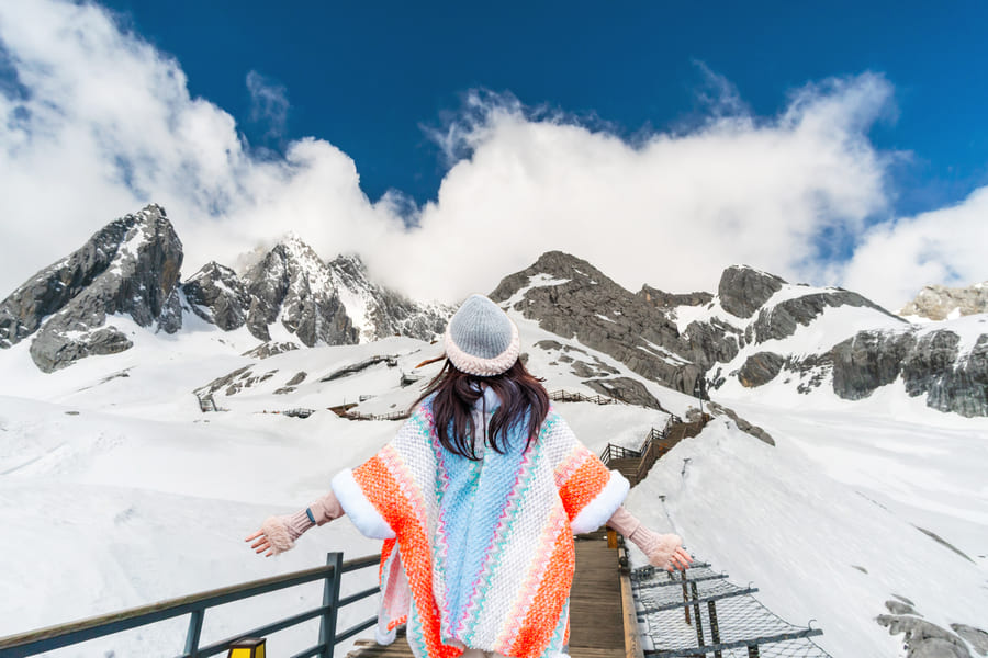 chica vineod paisaje de montañas en china