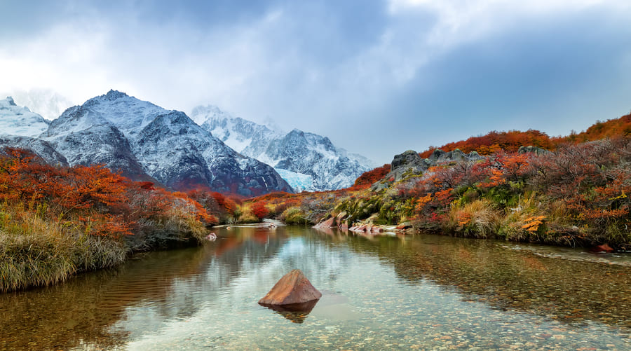 paisaje en china de montañas y lago